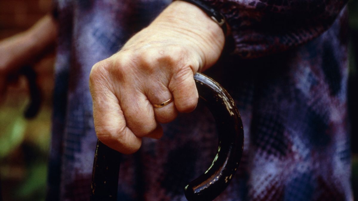Nová data z domovů pro seniory: Chybí obleky a brýle, jinde stále i roušky